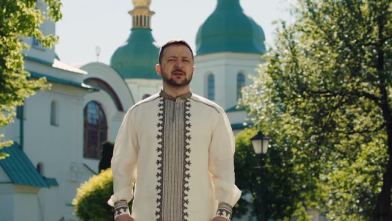 Mesajul lui Zelenski de Paşte: Dumnezeu are steagul ucrainean pe umăr