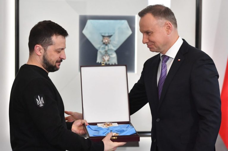 Andrzej Duda i-a acordat lui Volodimir Zelenski cea mai înaltă distincţie poloneză