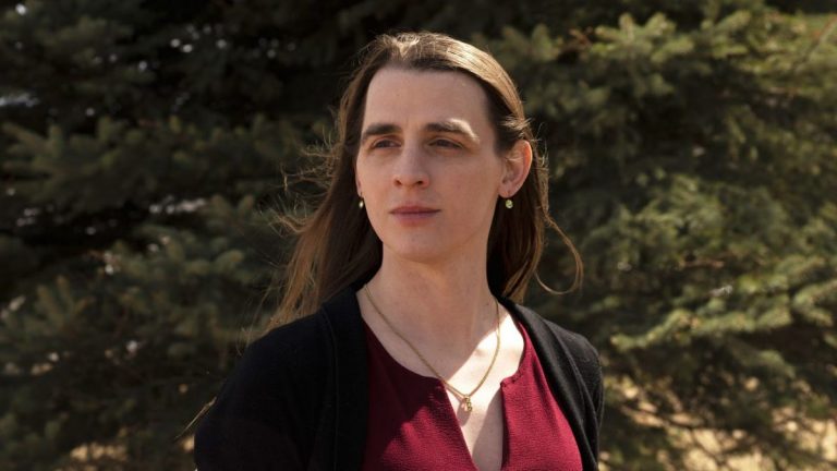 O aleasă transsexuală democrată din Montana, suspendată în Congresul local