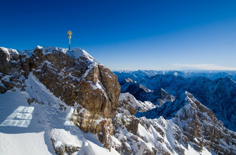 Un alpinist şi-a pierdut viaţa după ce a căzut în gol 400 de metri pe vârful Zugspitze