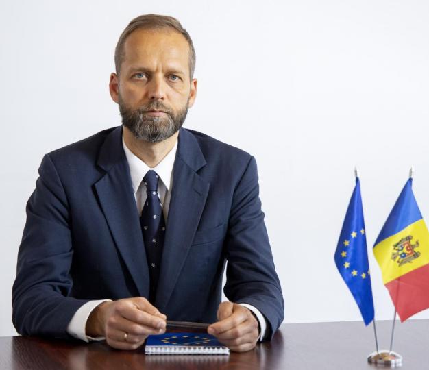 VIDEO/ Ambasadorul Uniunii Europene în RM, Jānis Mažeiks a venit cu un mesaj de felicitare înainte de Revelion