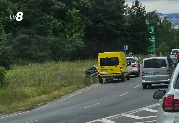 Accident la intrare în Chișinău: O Škoda a ajuns într-un șanț. Imagini de la fața locului