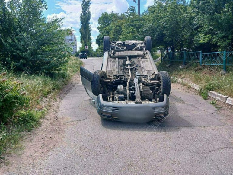 Un taximetrist beat s-a răsturnat pe o stradă din Tiraspol și a fugit de la fața locului