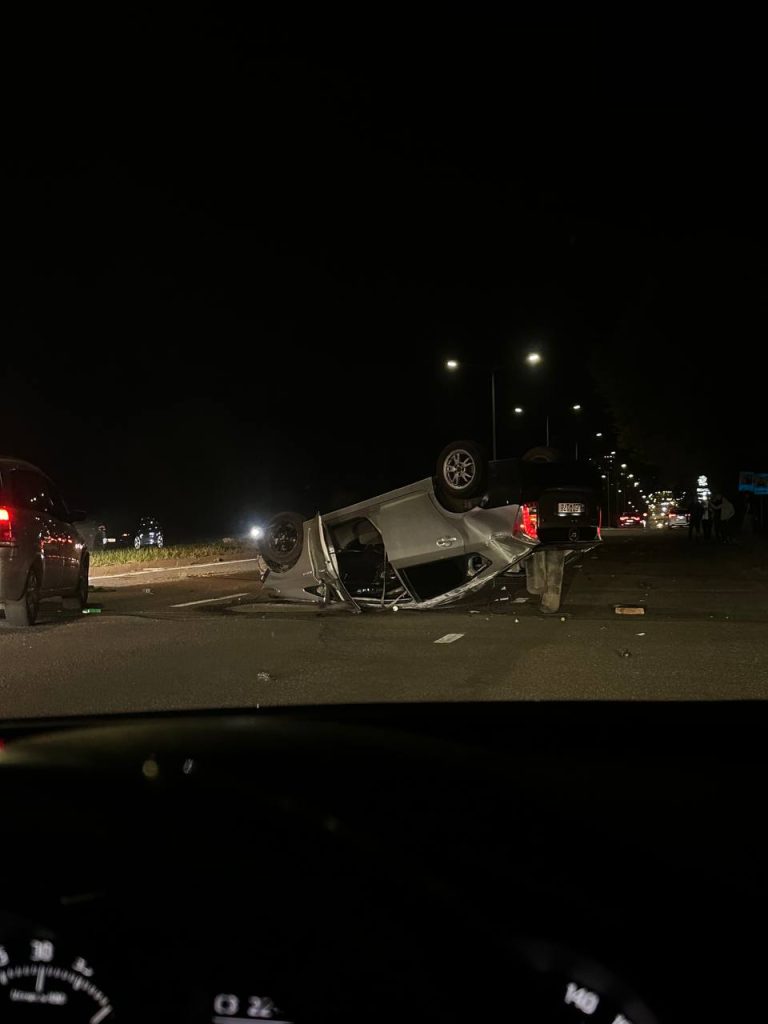 VIDEO/ Accident nocturn în Chișinău. Au automobil s-a răsturnat după ce s-a izbit într-un pilon