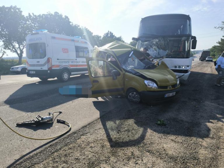Doi morți într-un grav accident de circulație la Râșcani. Un autocar cu pasageri a fost implicat