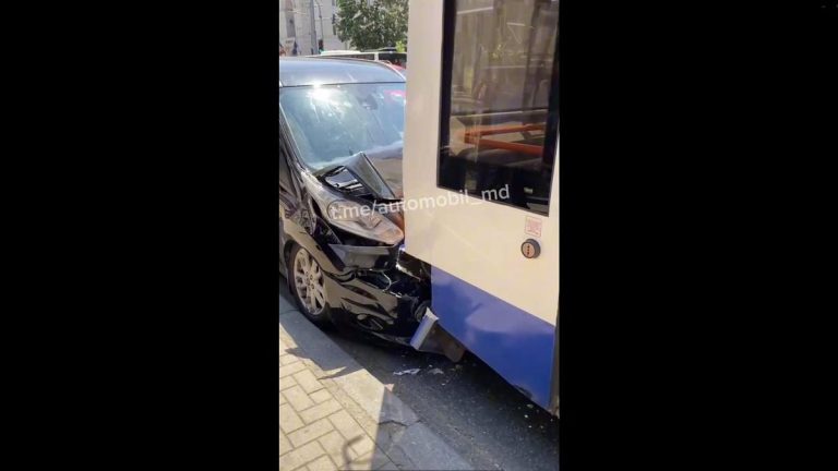 O mașină a intrat în plin într-un troleibuz din Chișinău