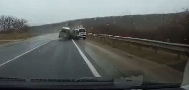 VIDEO/ Accident rutier la Peresecina, Orhei. Trei persoane au fost transportate la spital