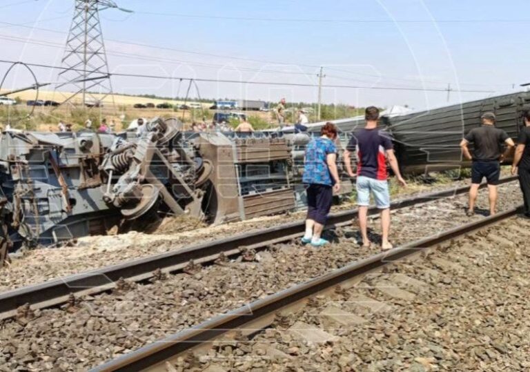 Accident de tren în Rusia: 2 morți și aproape 100 de răniți