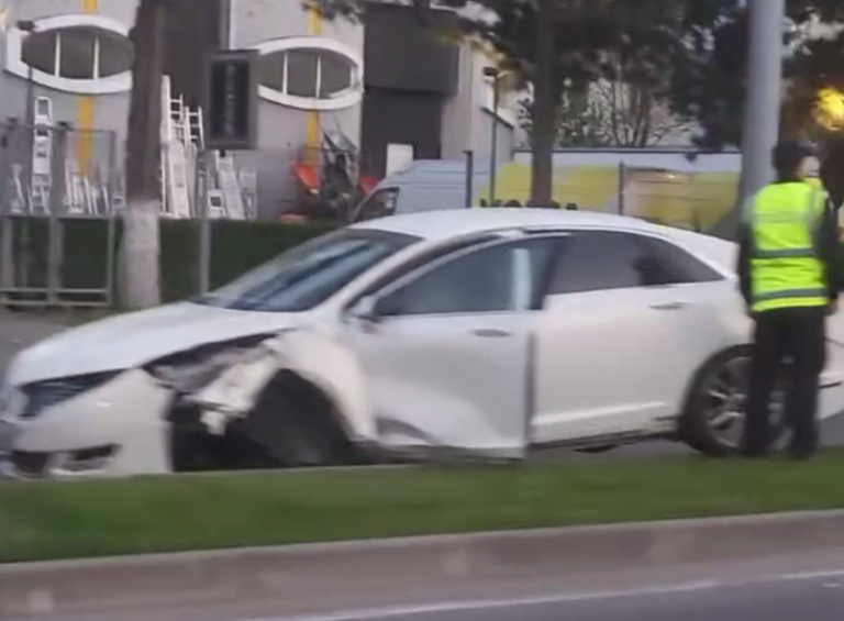 Un șofer a ajuns la spital după ce s-a izbit cu mașina într-un pilon