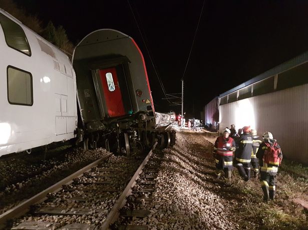ACCIDENT feroviar în apropiere de Viena. Două trenuri regionale s-au ciocnit