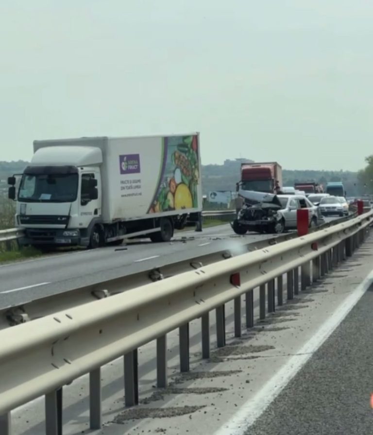 VIDEO: Accident violent la Ratuș. Un camion a intrat într-un Mercedes