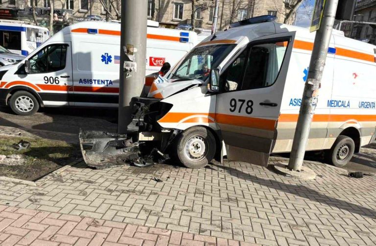 Ambulanța implicată în accident avea girofarul și semnalul conectate