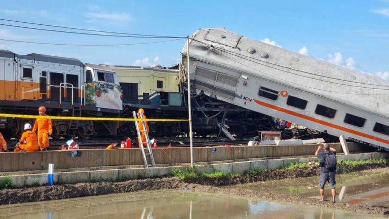 Două trenuri s-au ciocnit în Indonezia