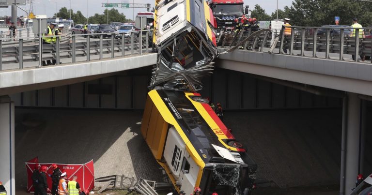 Un mort şi 20 de răniţi după ce un autobuz a căzut de pe un pod la Varşovia