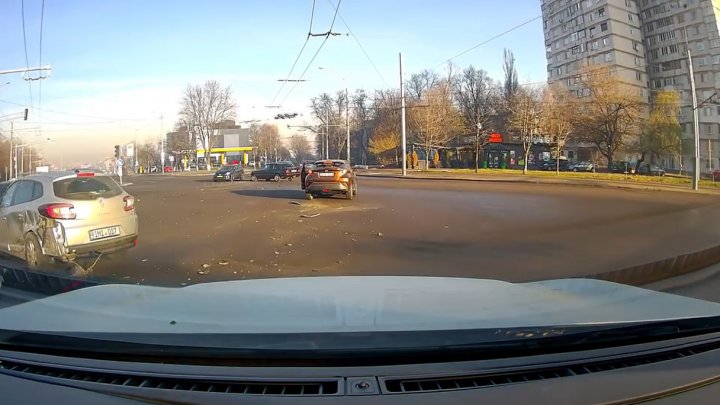 Accident cu implicarea a trei autoturisme la intersecția străzii Trandafirilor cu bulevardul Dacia din Chișinău