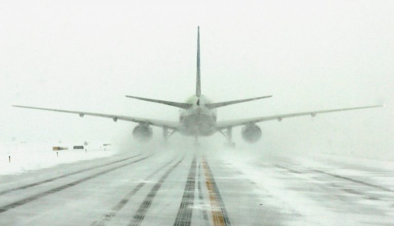 Un avion de pasageri a derapat pe pista aeroportului din Riga din cauza ninsorii abundente