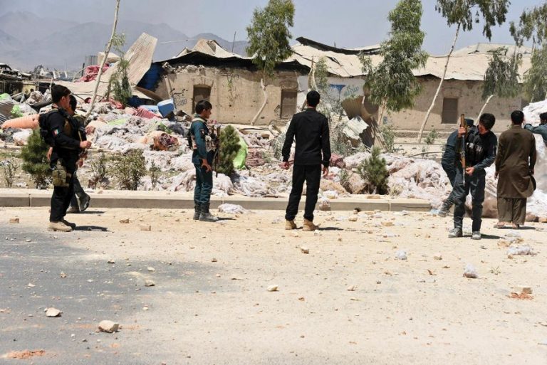 Afganistan: Cel puţin 16 morţi şi 38 de răniţi la Kandahar, în explozia unei camionete-capcană în curs de dezamorsare