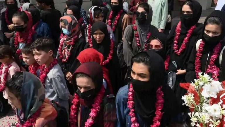 Bărbaţii au revenit la cursuri în universităţile afgane, femeile nu