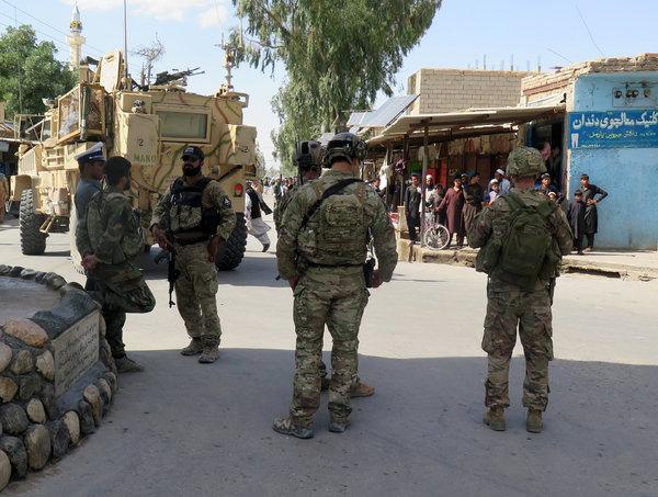 Atac al talibanilor asupra unei baze militare din Afganistan – Cel puţin 23 de soldaţi au fost ucişi