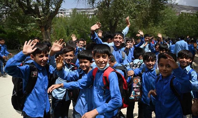 Numai băieţii au primit permisiunea să se întoarcă la şcoală în colegiile şi liceele din Afganistan