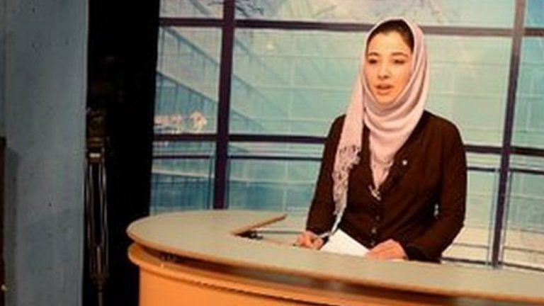 Prezentatoarele principalelor canale de televiziune afgane sfidează ordinul talibanilor de a-şi acoperi chipul