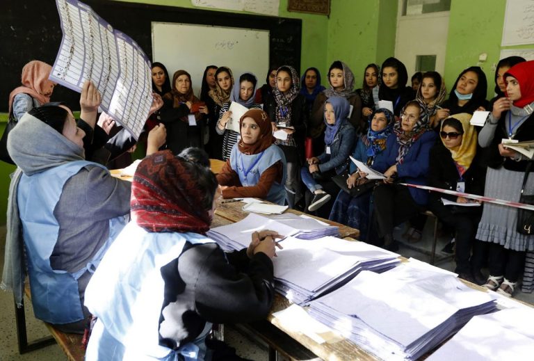 Prezența redusă la alegerile prezidențiale din Afganistan ar putea provoca haos politic