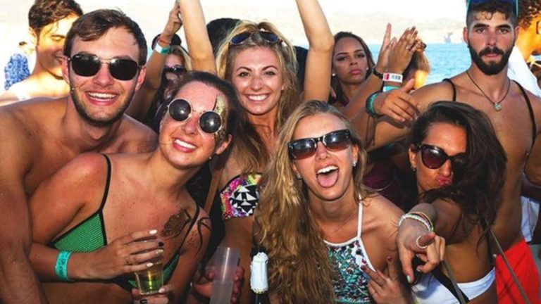 Alcoolul, interzis în stațiunile Ibiza și Mallorca. Turiștii care vor fi prinși riscă amenzi uriașe 