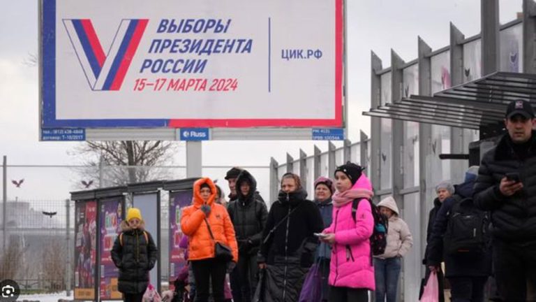 Cozi mari s-au format brusc la unele secţii de vot din Rusia ca urmare a protestului ‘Amiază împotriva lui Putin’
