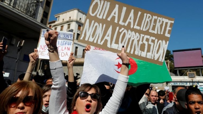 Proteste violente în Algeria. Peste o sută de persoane au fost arestate