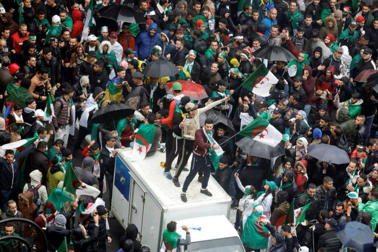 Proteste de amploare în Algeria: Aproximativ un milion de persoane au ieșit în stradă pentru a cere demisia președintelui Bouteflika