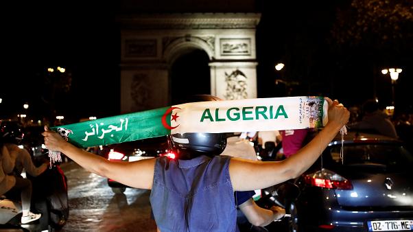 VIDEO – Zeci de mii de fani au sărbătorit pe străzile Franței câştigarea Cupei Africii pe Naţiuni de către Algeria