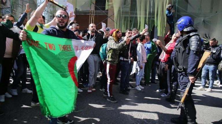 Proteste VIOLENTE în Algeria faţă de preşedintele Bouteflika (VIDEO)