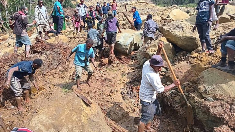 Mii de oameni au fost îngropați de vii în timpul unei alunecări de teren