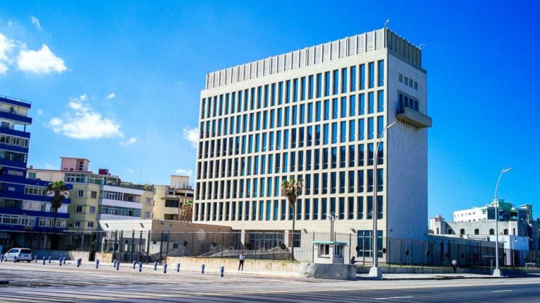 Tensiuni majore între SUA și Cuba. Jumătate din personalul ambasadei de la Havana a fost retras și a fost suspendată acordarea de vize de rutină