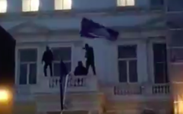 Patru protestatari au fost arestați după ce au escaladat un balcon al ambasadei Iranului din Londra