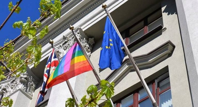 Belarusul critică amplasarea unui steag al comunităţii LGBT pe clădirea ambasadei britanice la Minsk