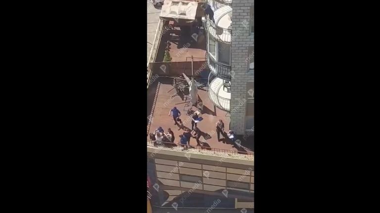 Momentul în care este salvat de polițiști bărbatul care amenința că se aruncă de la balconul unui bloc din Chișinău