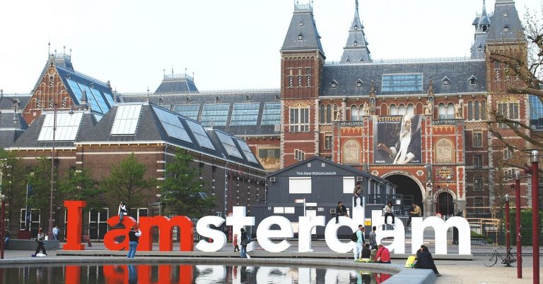 Primarul din Amsterdam le spune turiștilor să stea departe