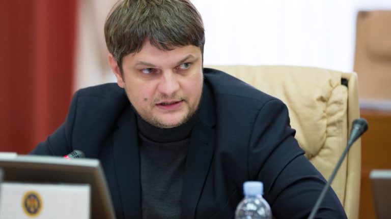 Andrei Spînu îndeamnă primăriile să depună dosarele pentru amenajarea creșelor