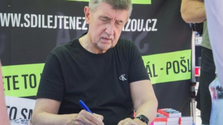Premierul ceh Babis a fost atacat cu ouă în timpul campaniei electorale