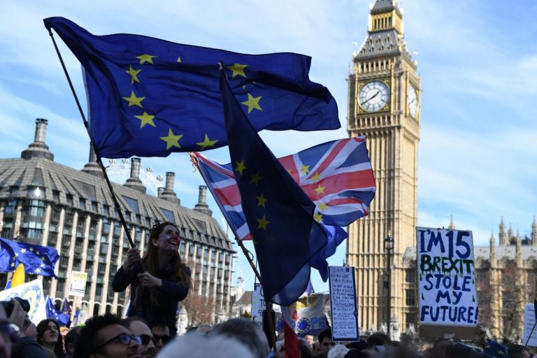 Marea Britanie: Popularitatea steagului Uniunii Europene, în scădere cu 90% din anul 2016