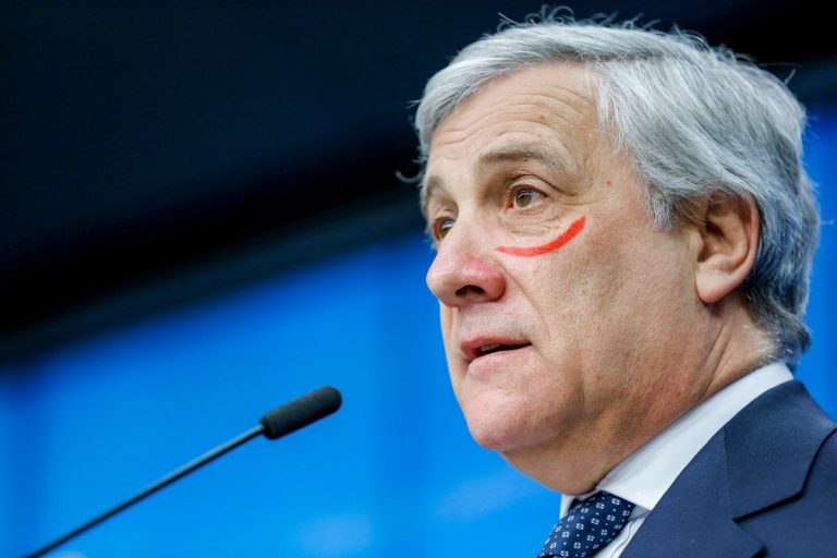 În semn de susţinere pentru o campanie antiviolenţă, Antonio Tajani a venit cu o “vânătaie” sub ochi la summitul de la Bruxelles