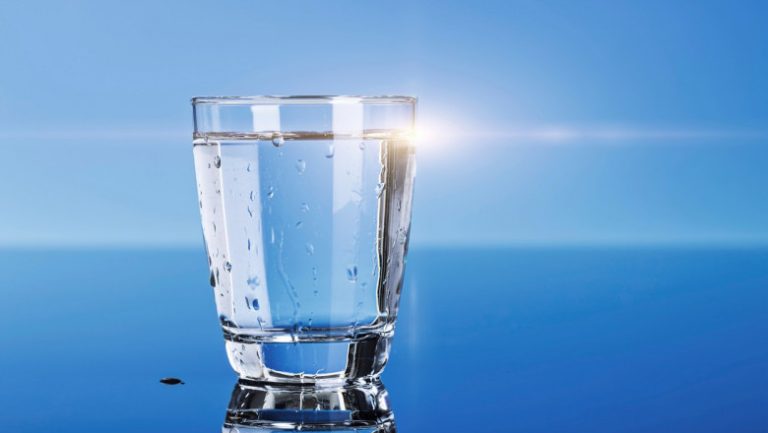 Prin fierberea apei de la robinet sunt eliminate aproape 90% din microplastice (studiu)