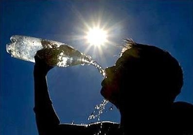 Câtă apă să bei pe timp de caniculă. Cum trebuie consumate lichidele pentru o hidratare optimă