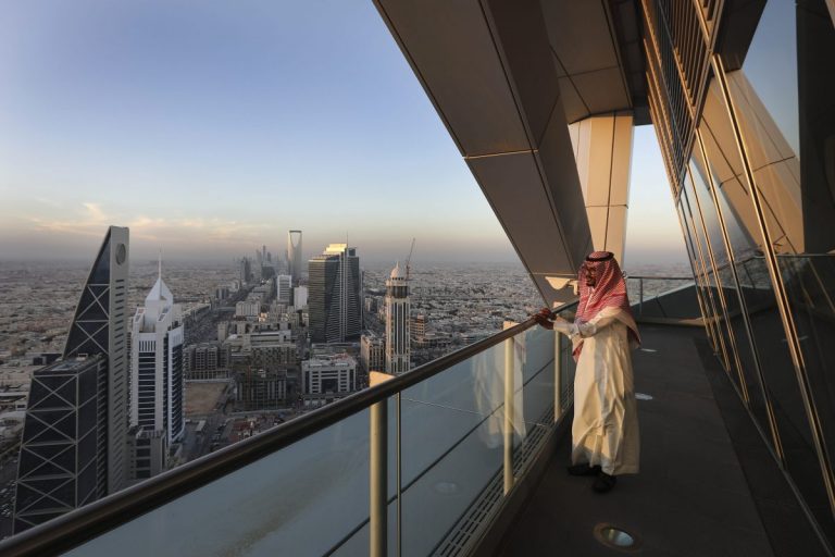 Fondul suveran al Arabiei Saudite cumpără participaţii minoritare la companii din toată lumea
