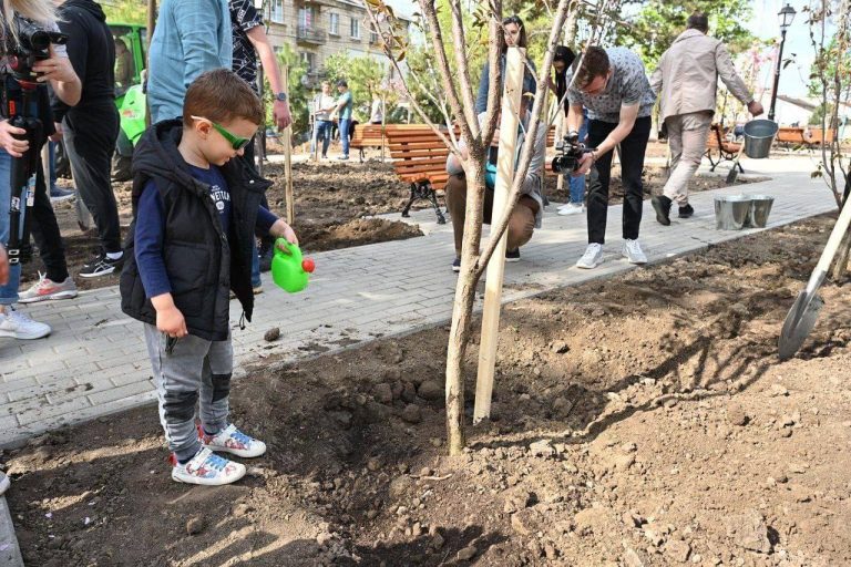 În scuarul din str. Colina Pușkin au fost astăzi plantați arbori decorativi