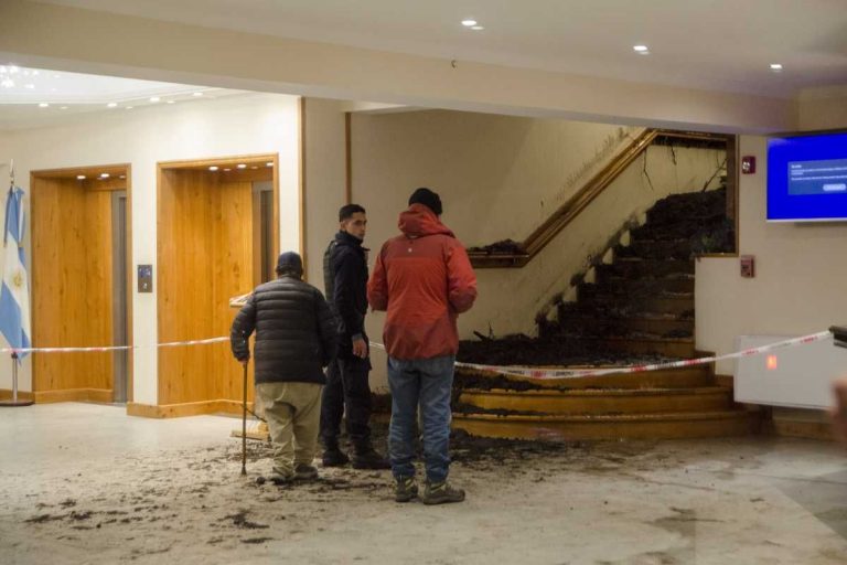 Un mort şi trei răniţi în urma unei alunecări de teren care a afectat un hotel din sudul Argentinei