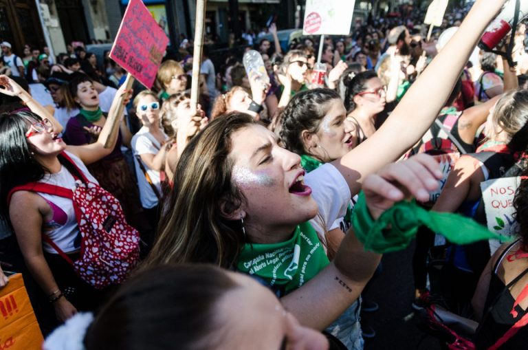 Argentina: Mii de persoane au protestat  la Buenos Aires împotriva legalizării avortului