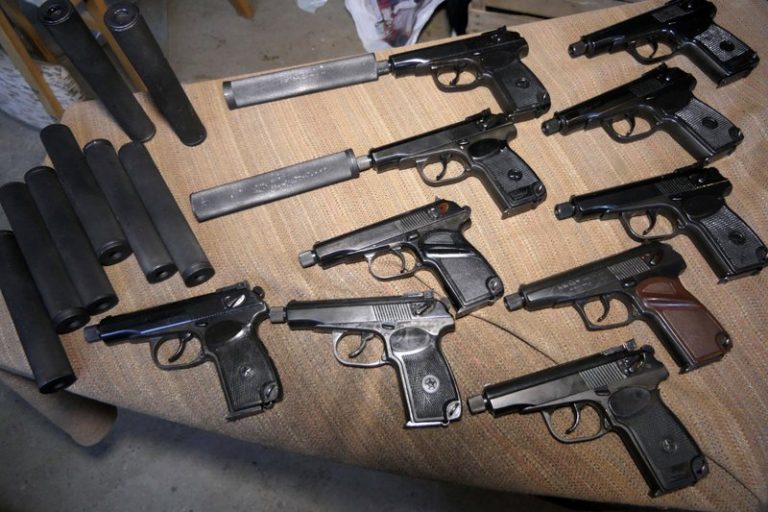 Canada interzice importul de arme de mână
