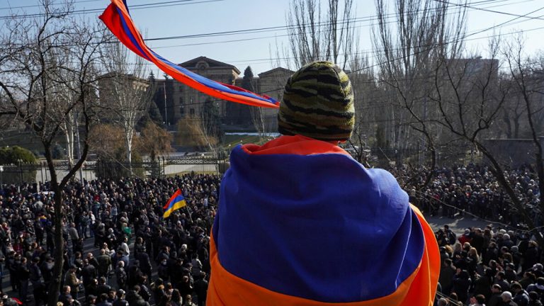 Circa 20.000 de susţinători ai opoziţiei, adunaţi la Erevan înaintea alegerilor legislative din Armenia